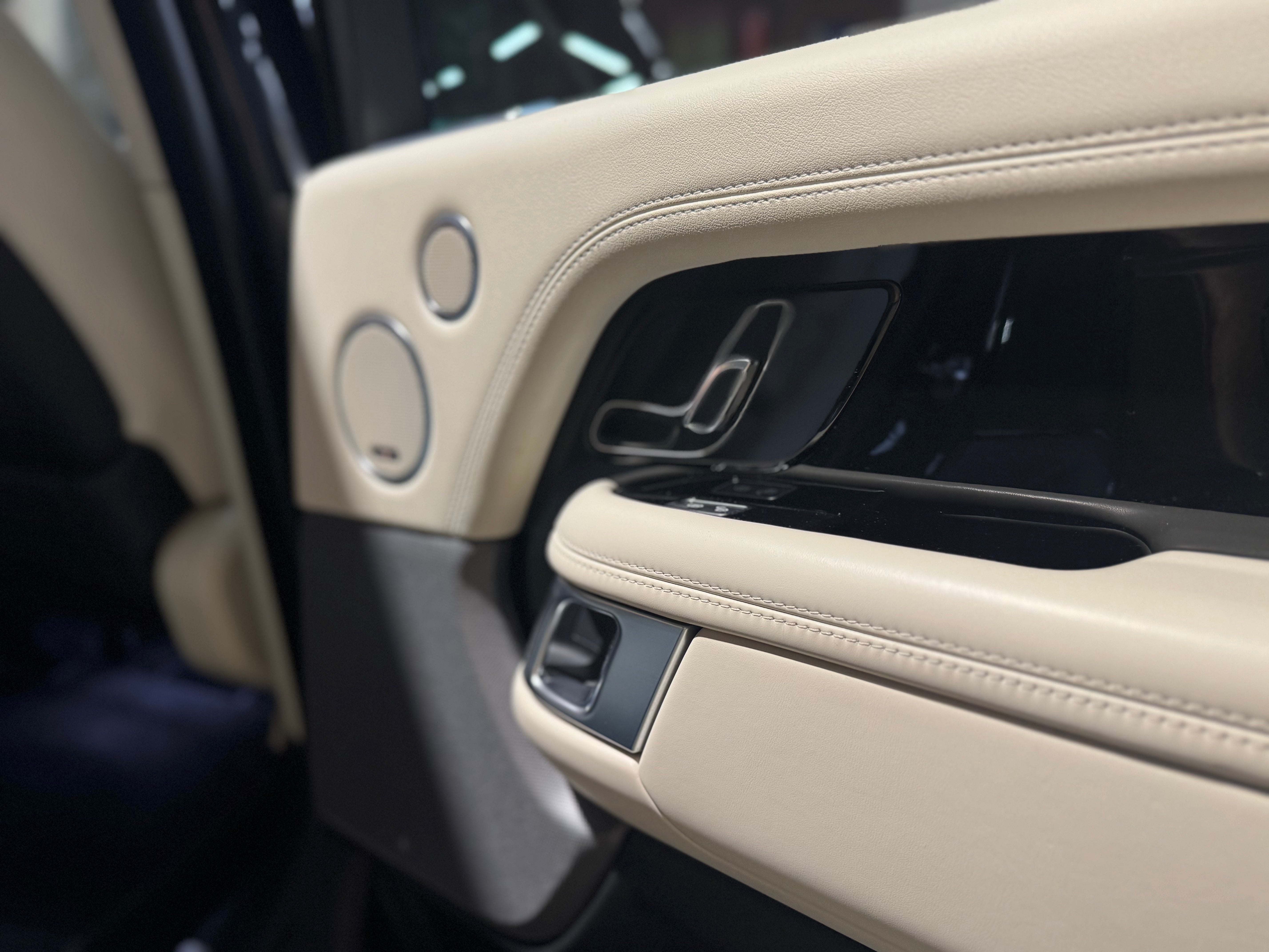 Land Rover Range Rover P400e Vogue