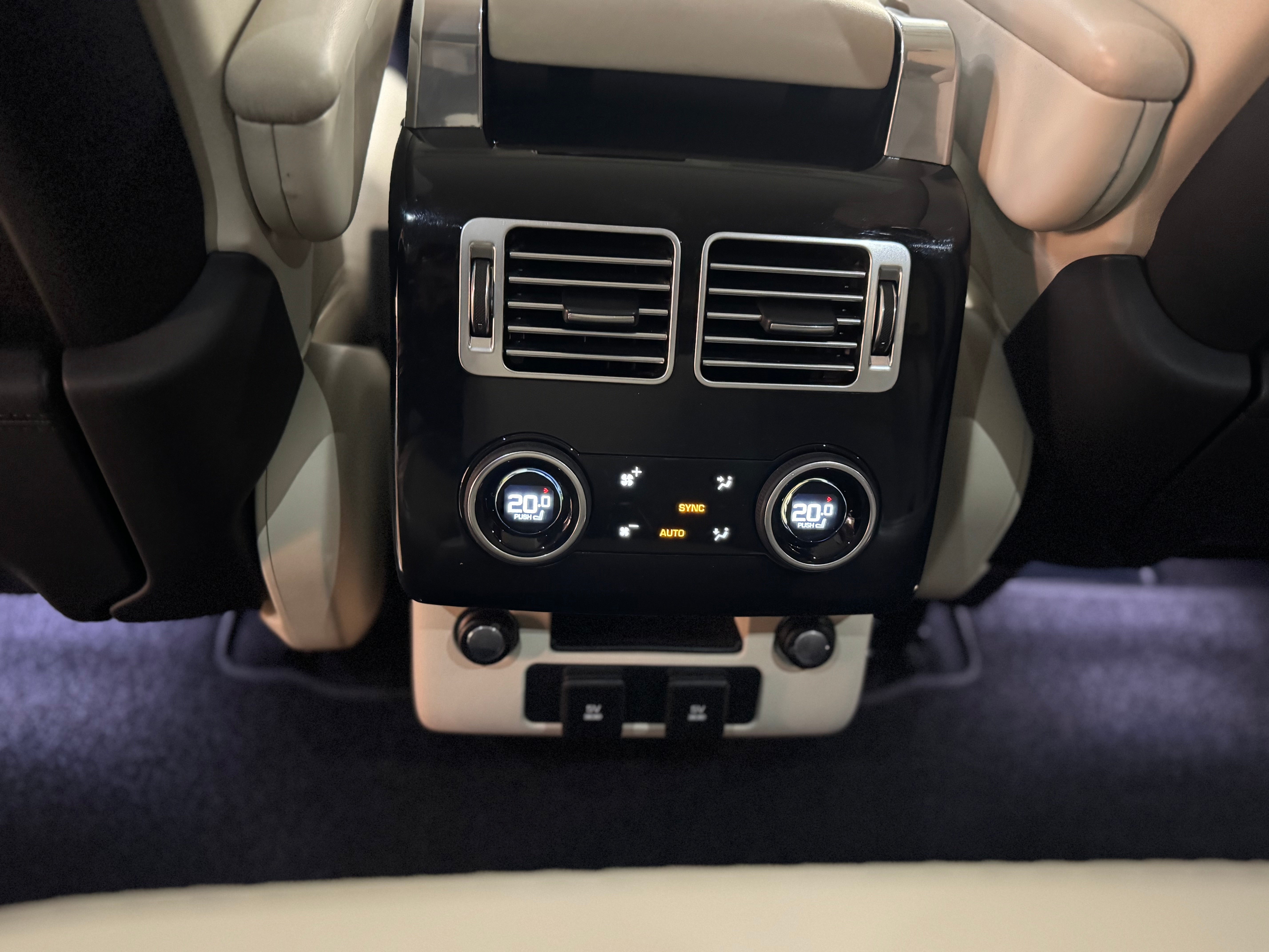 Land Rover Range Rover P400e Vogue