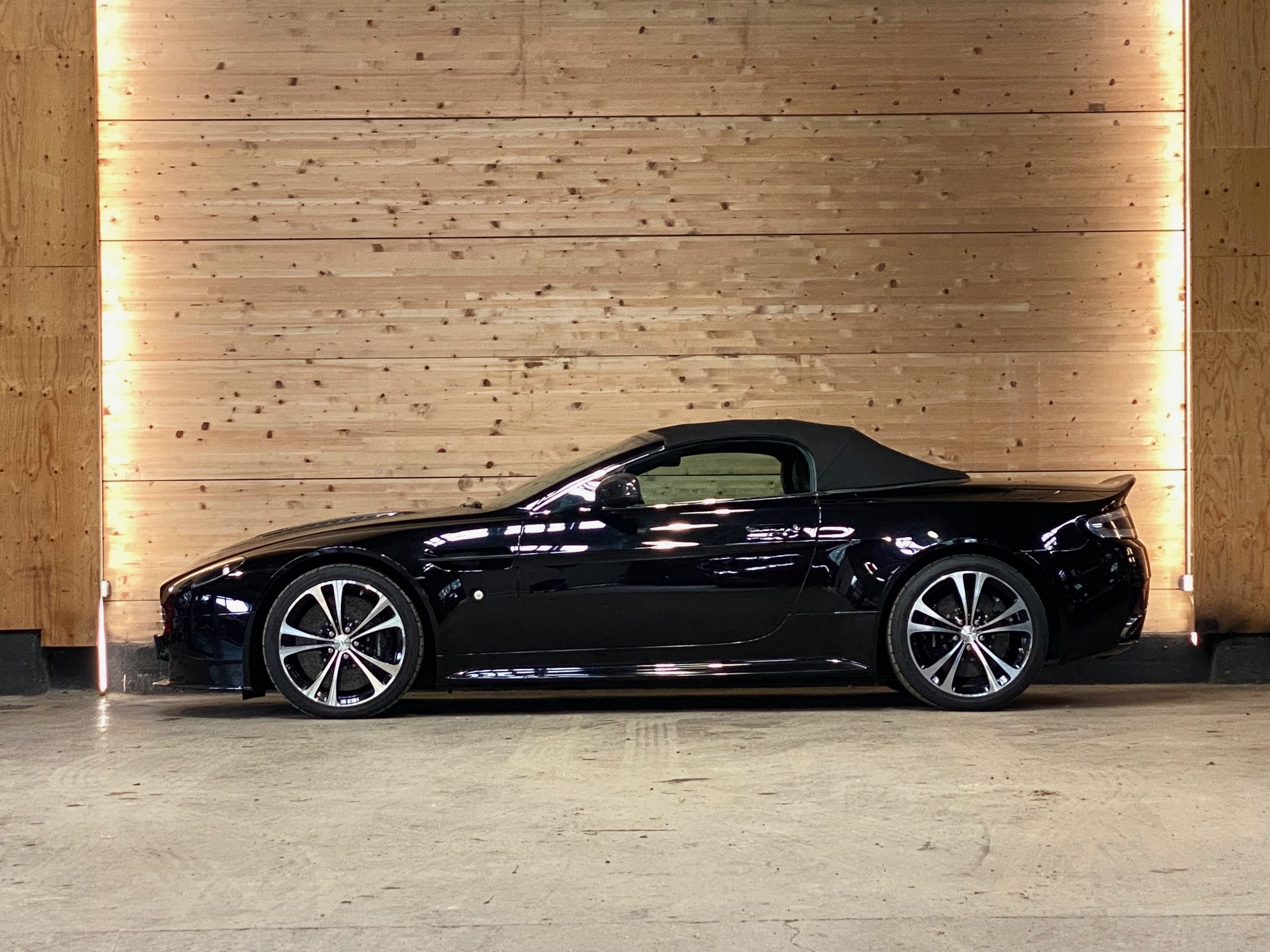 Aston Martin V12 Vantage Roadster BVM6 n°16/101