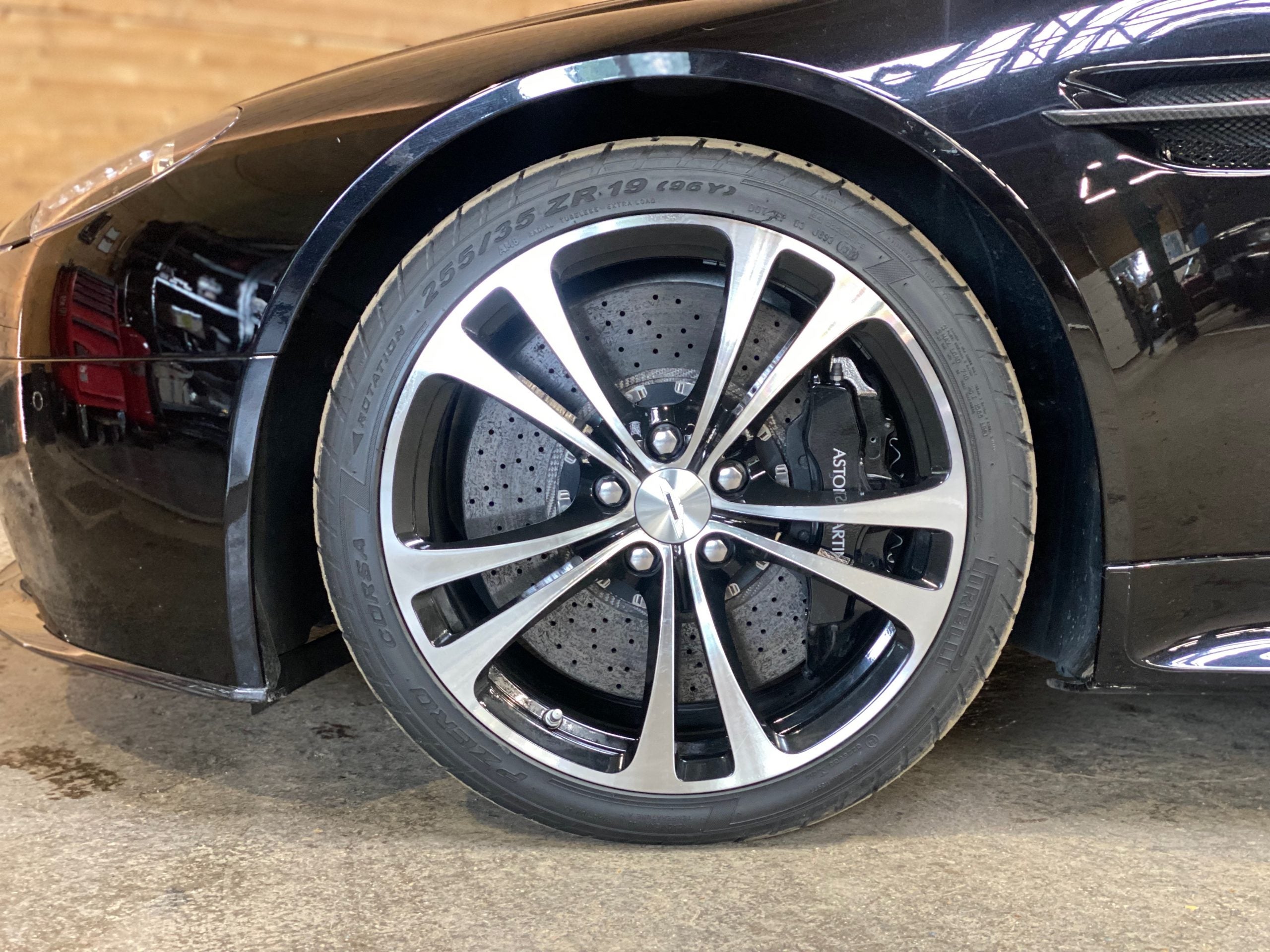 Aston Martin V12 Vantage Roadster BVM6 n°16/101