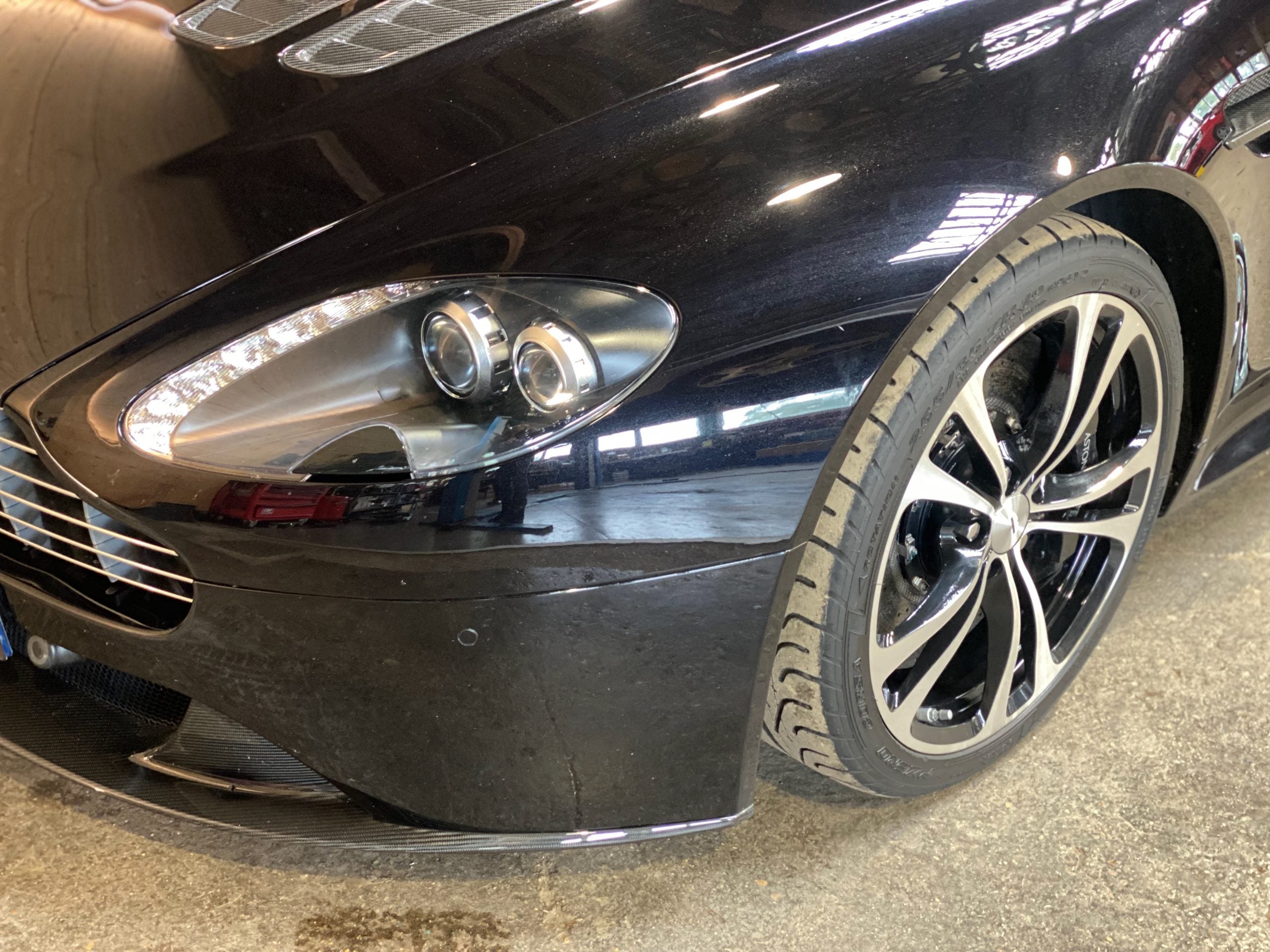 Aston Martin V12 Vantage Roadster BVM6 n°16/101