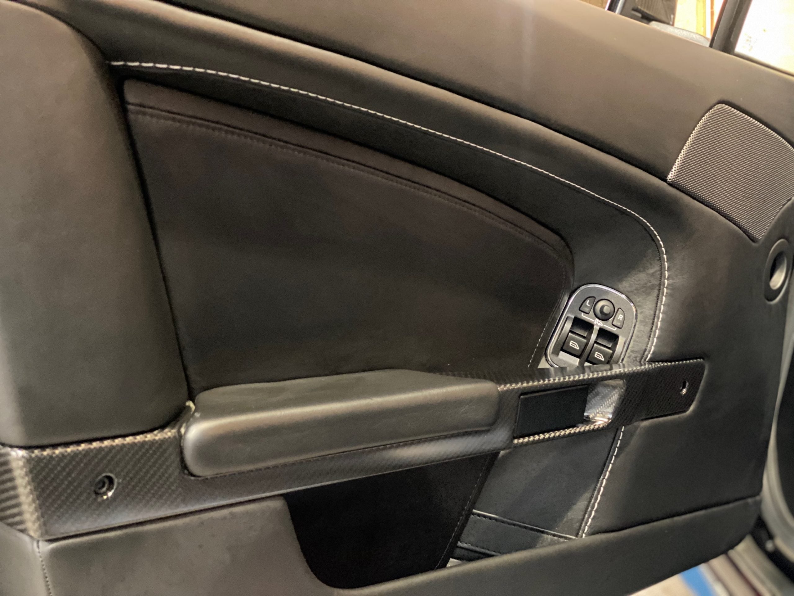 Aston Martin V12 Vantage Roadster BVM6 n°16/101