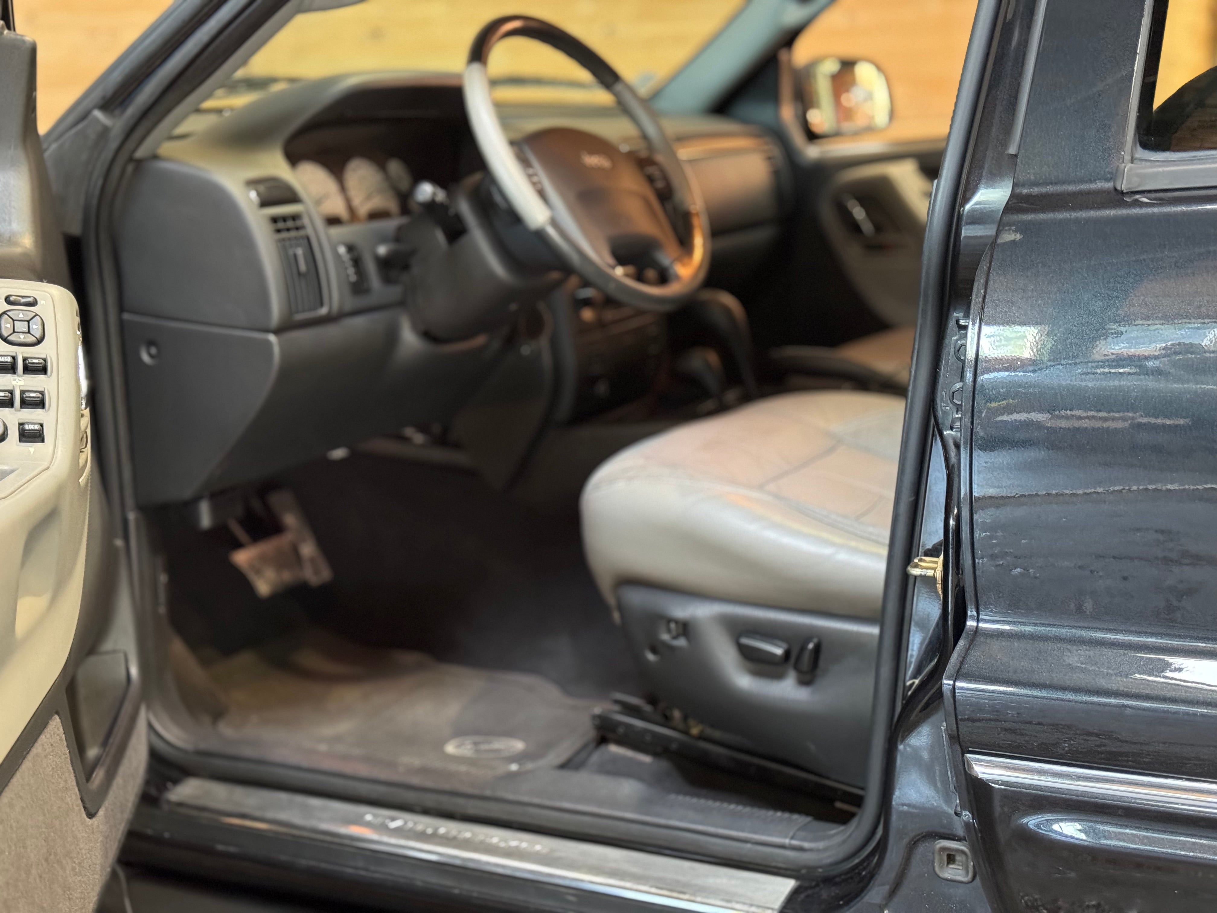 Jeep Grand Cherokee V8 4.7 Black Pearl