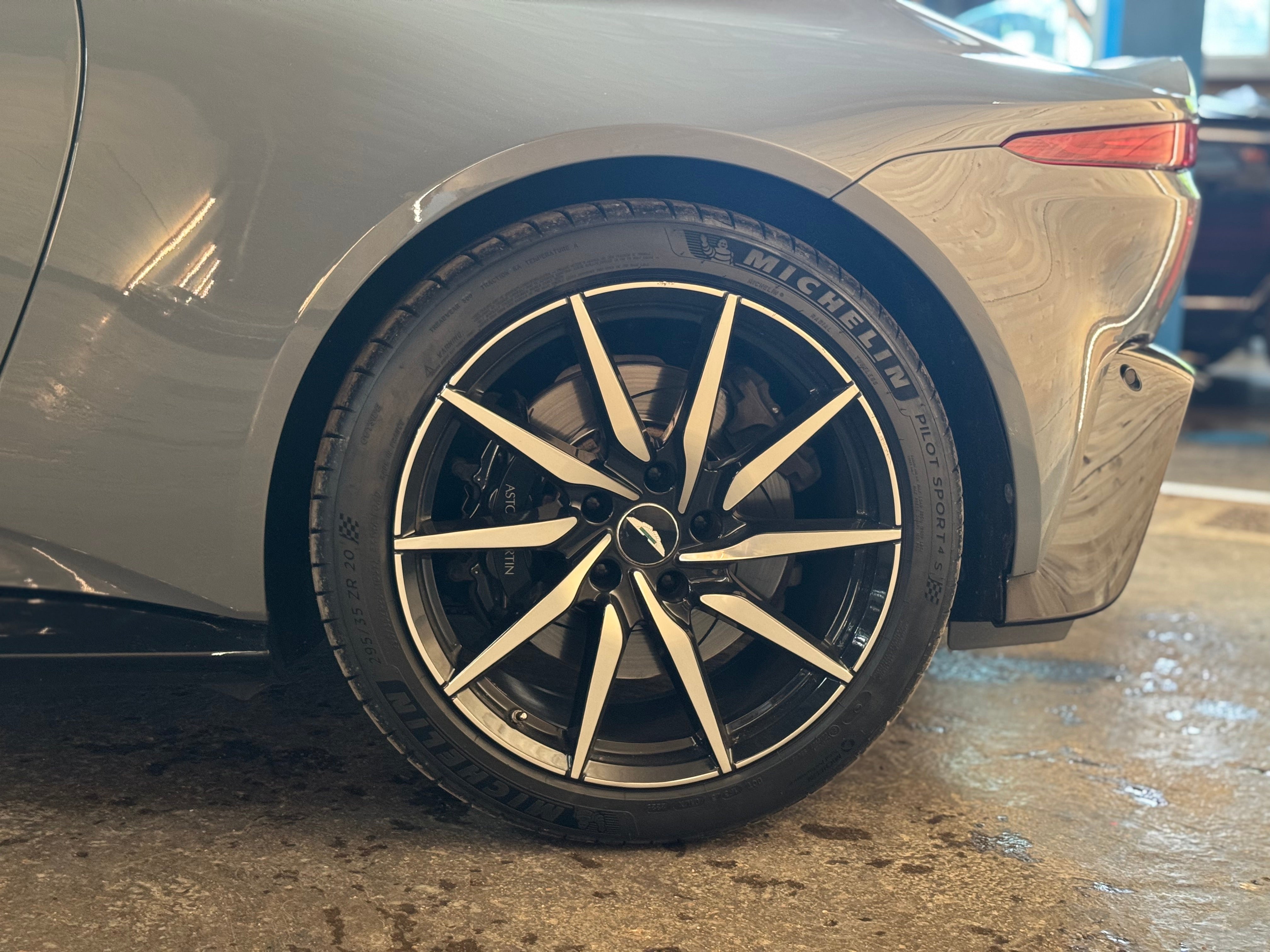 Aston Martin Vantage Coupe