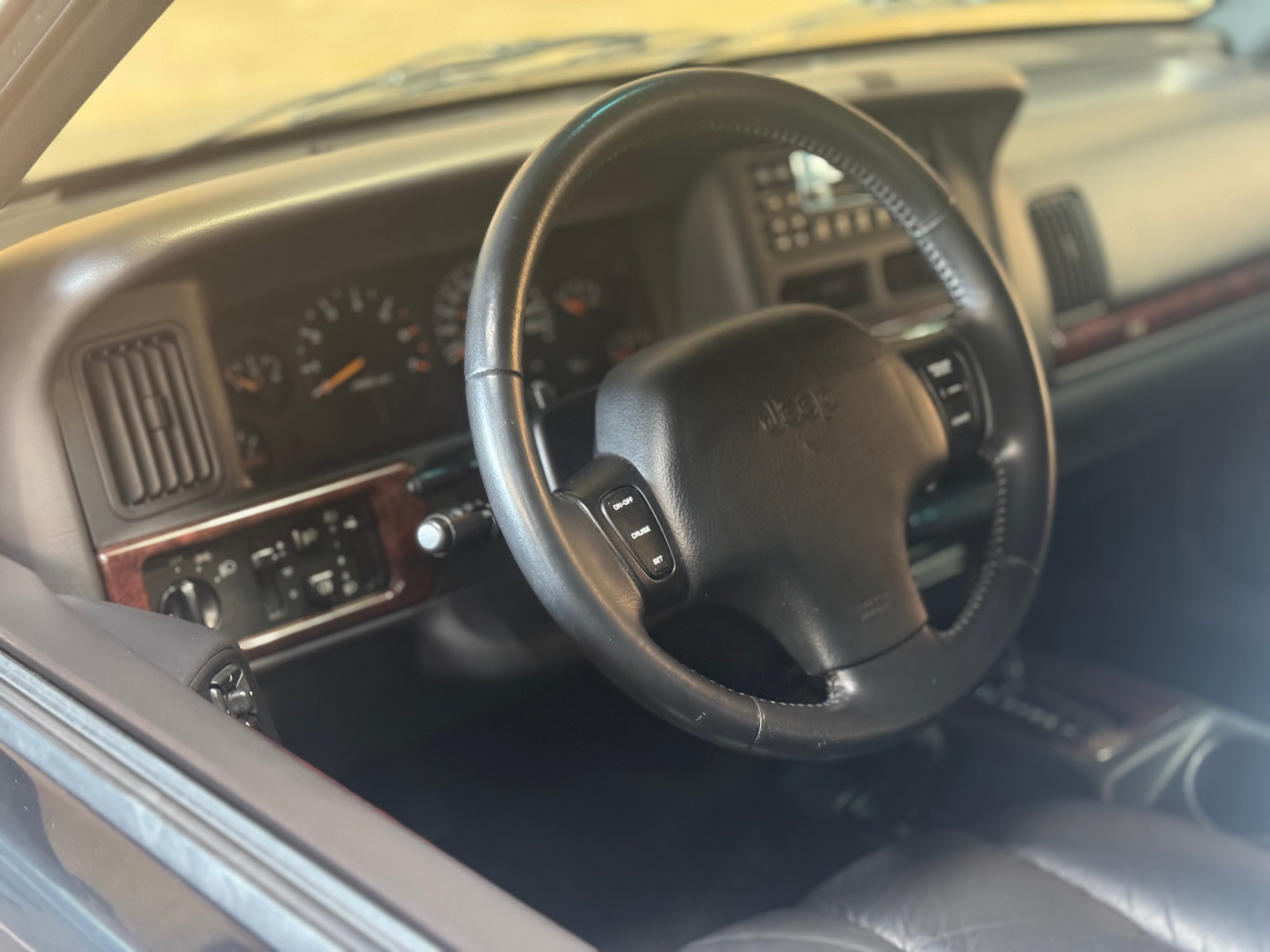 Jeep Grand Cherokee Limited LX 5.9