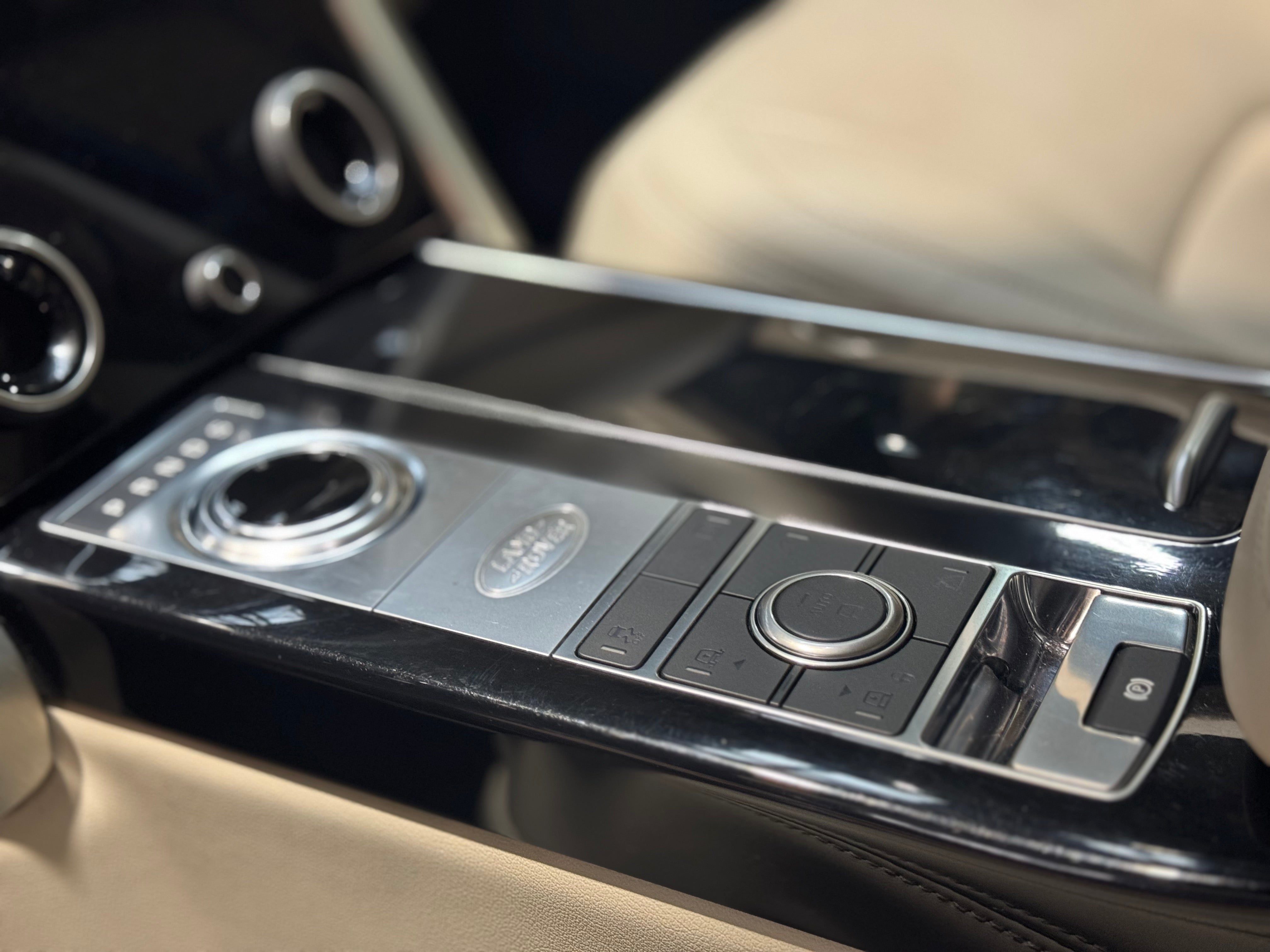 Land Rover Range Rover P400e Vogue