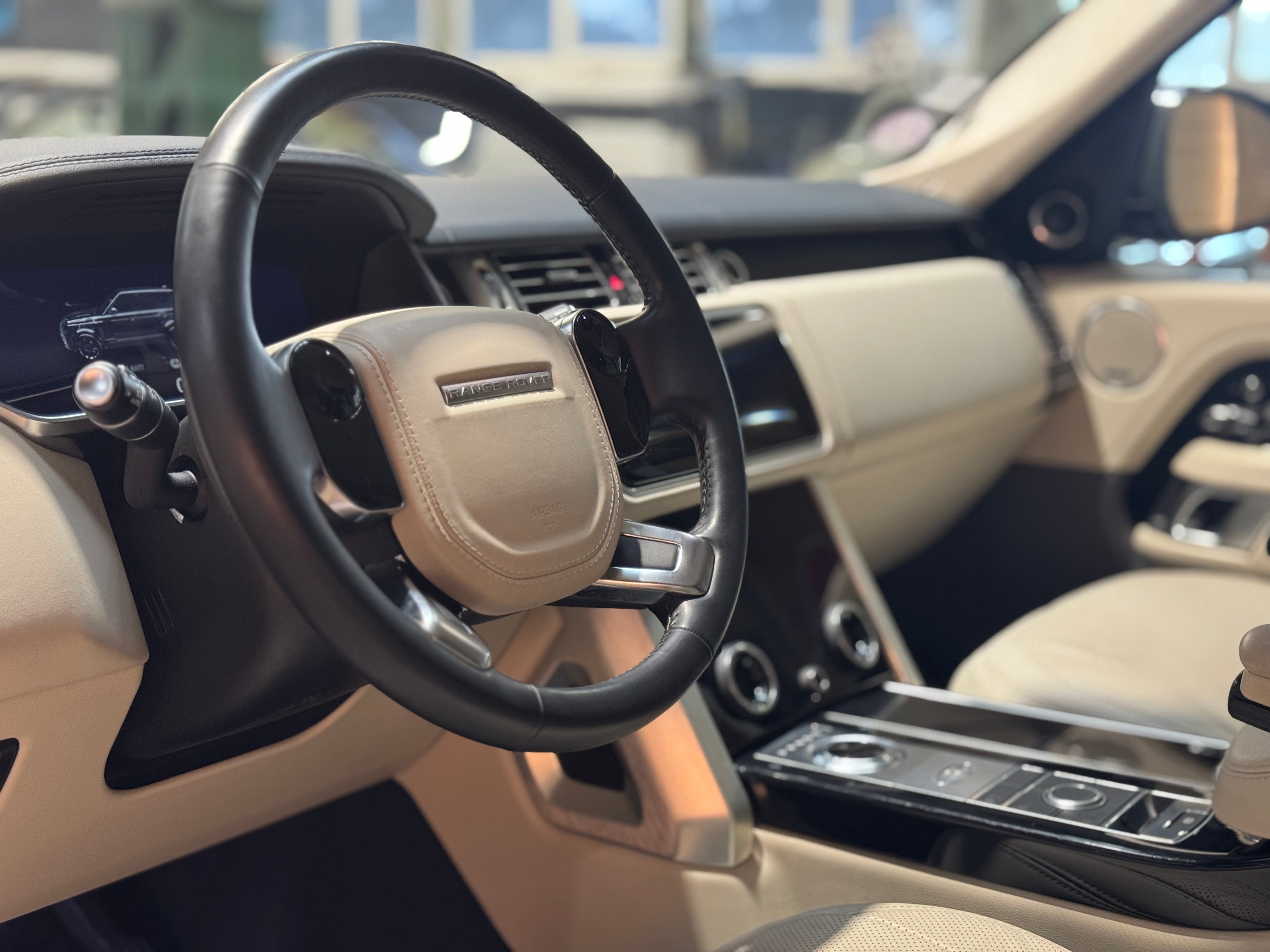 Land Rover Range Rover P400e Vogue