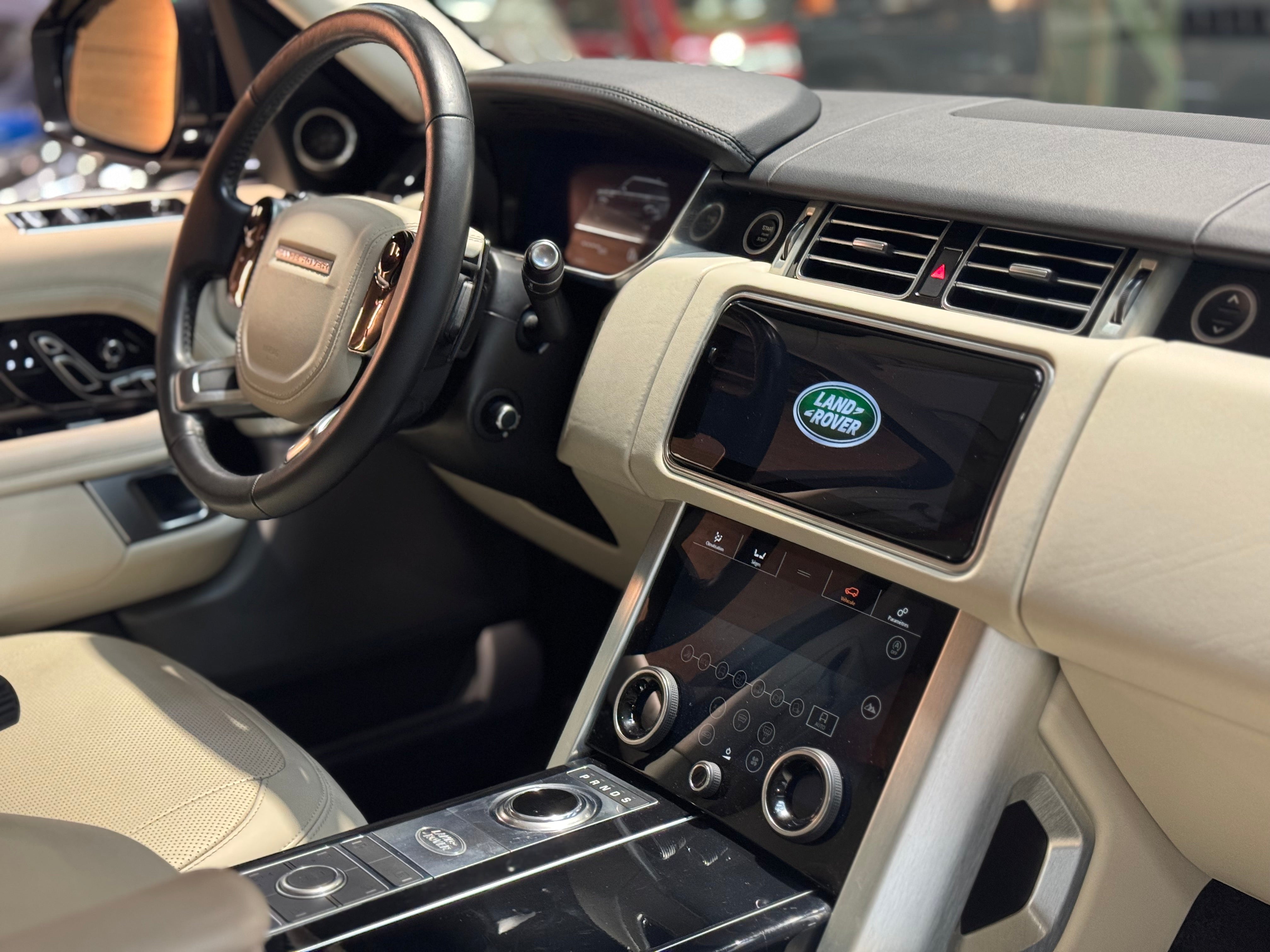 Land Rover Range Rover P400e Vogue