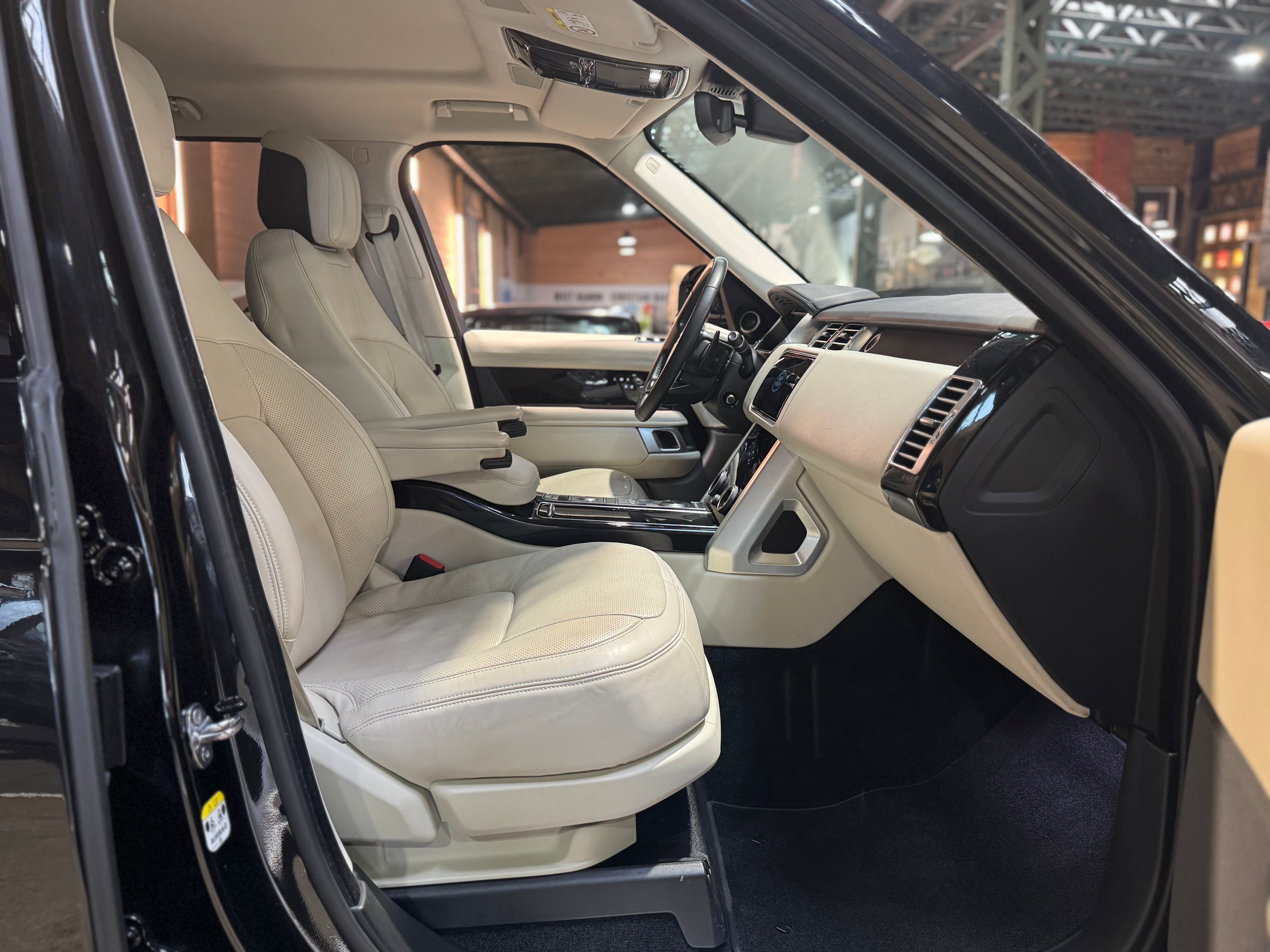 Land Rover Range Rover P400e Vogue