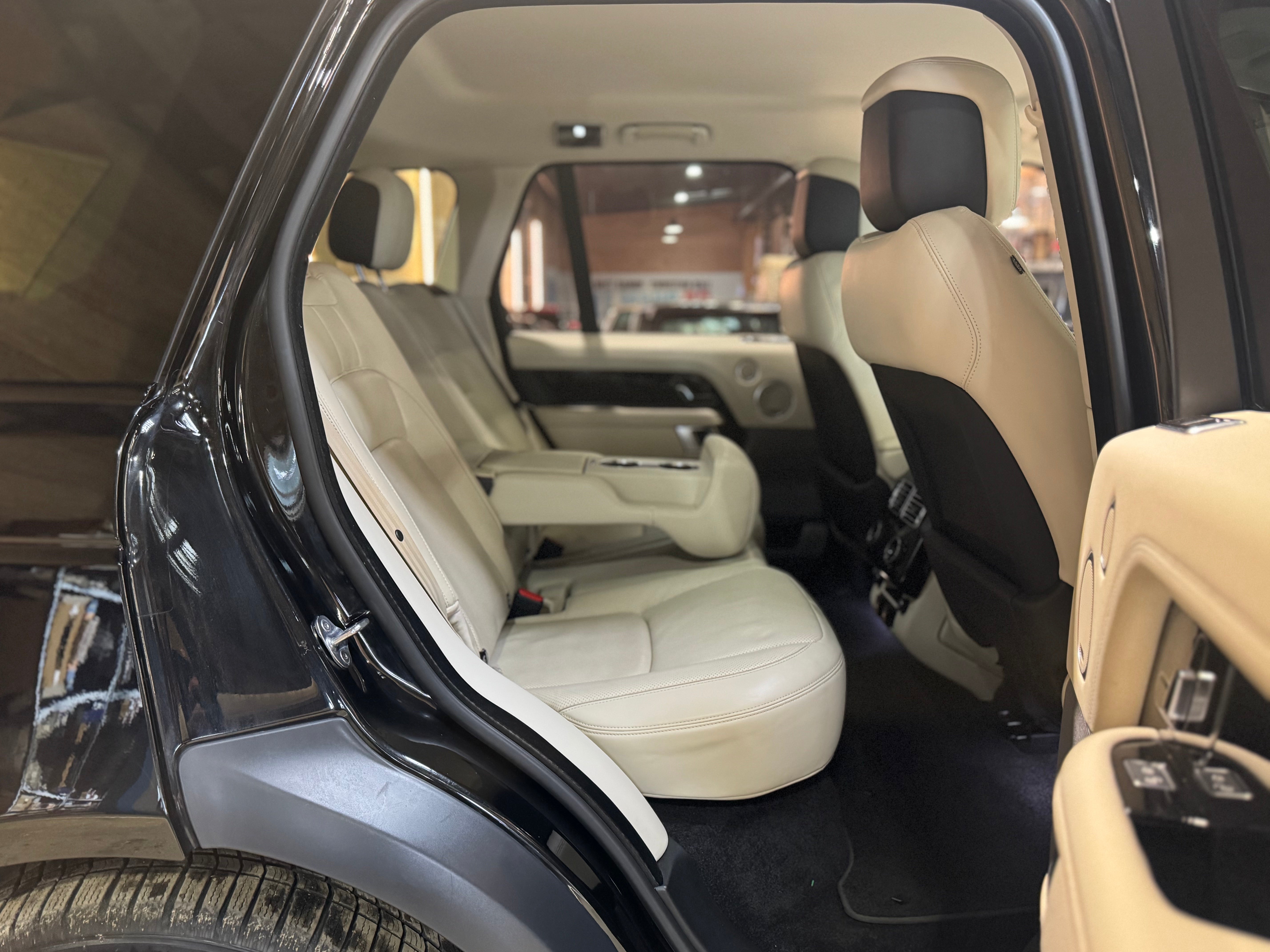 Land Rover Range Rover P400e Vogue