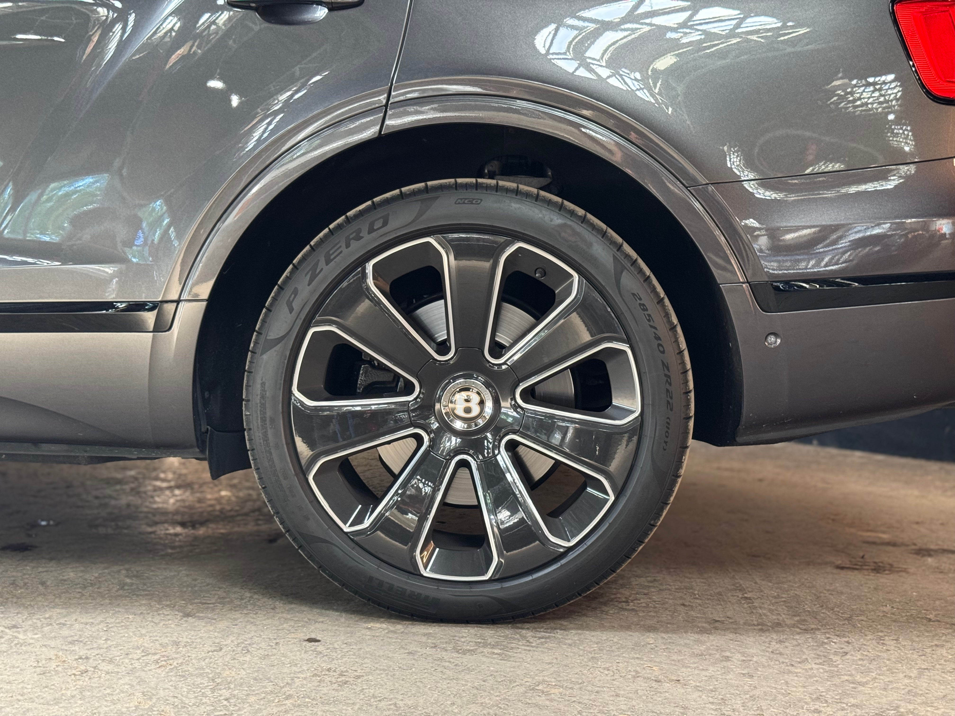 Bentley Bentayga V8 Design Series