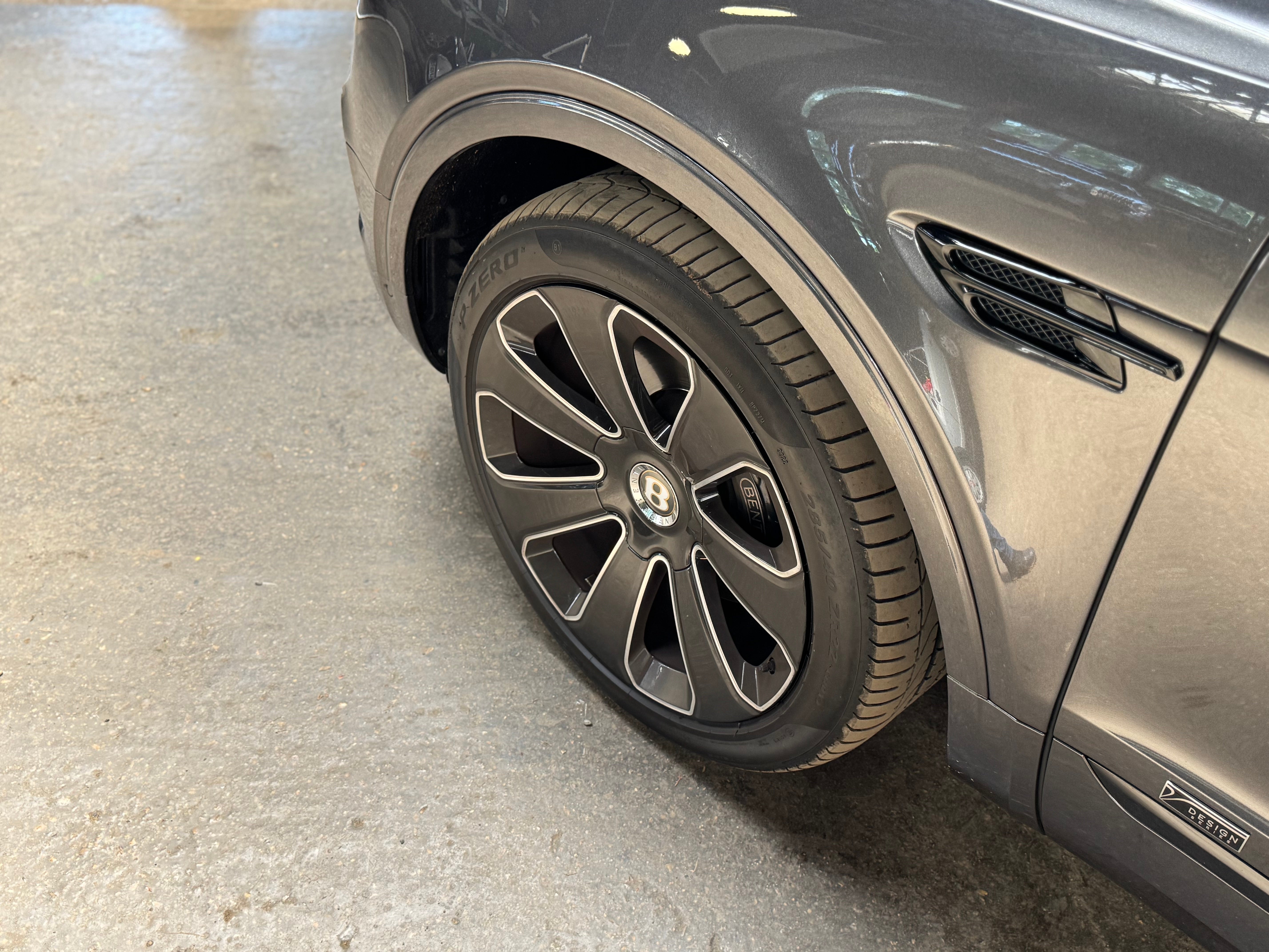 Bentley Bentayga V8 Design Series