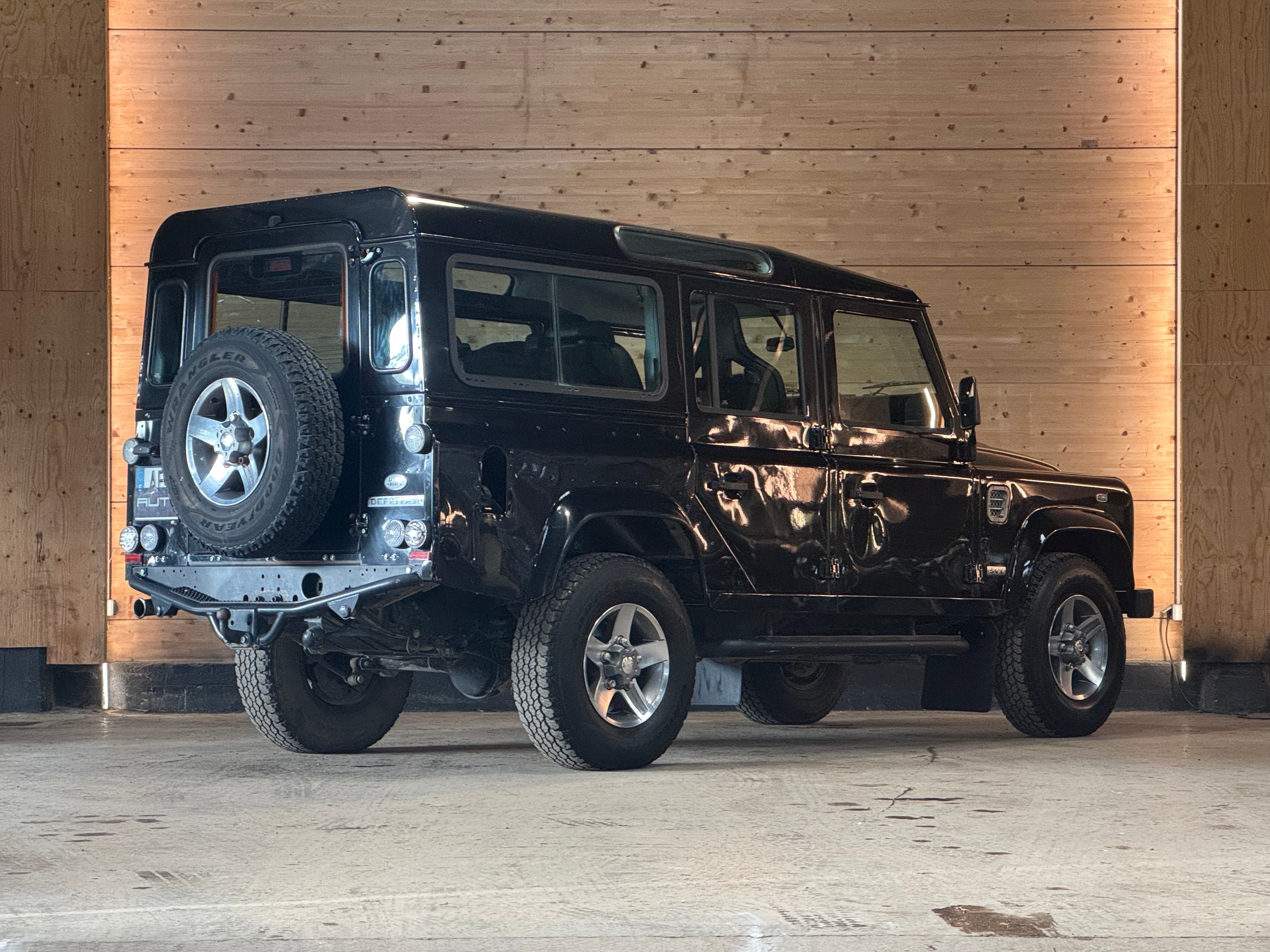 Land Rover Defender 110 Td4 SVX "60th Anniversary" 7 places