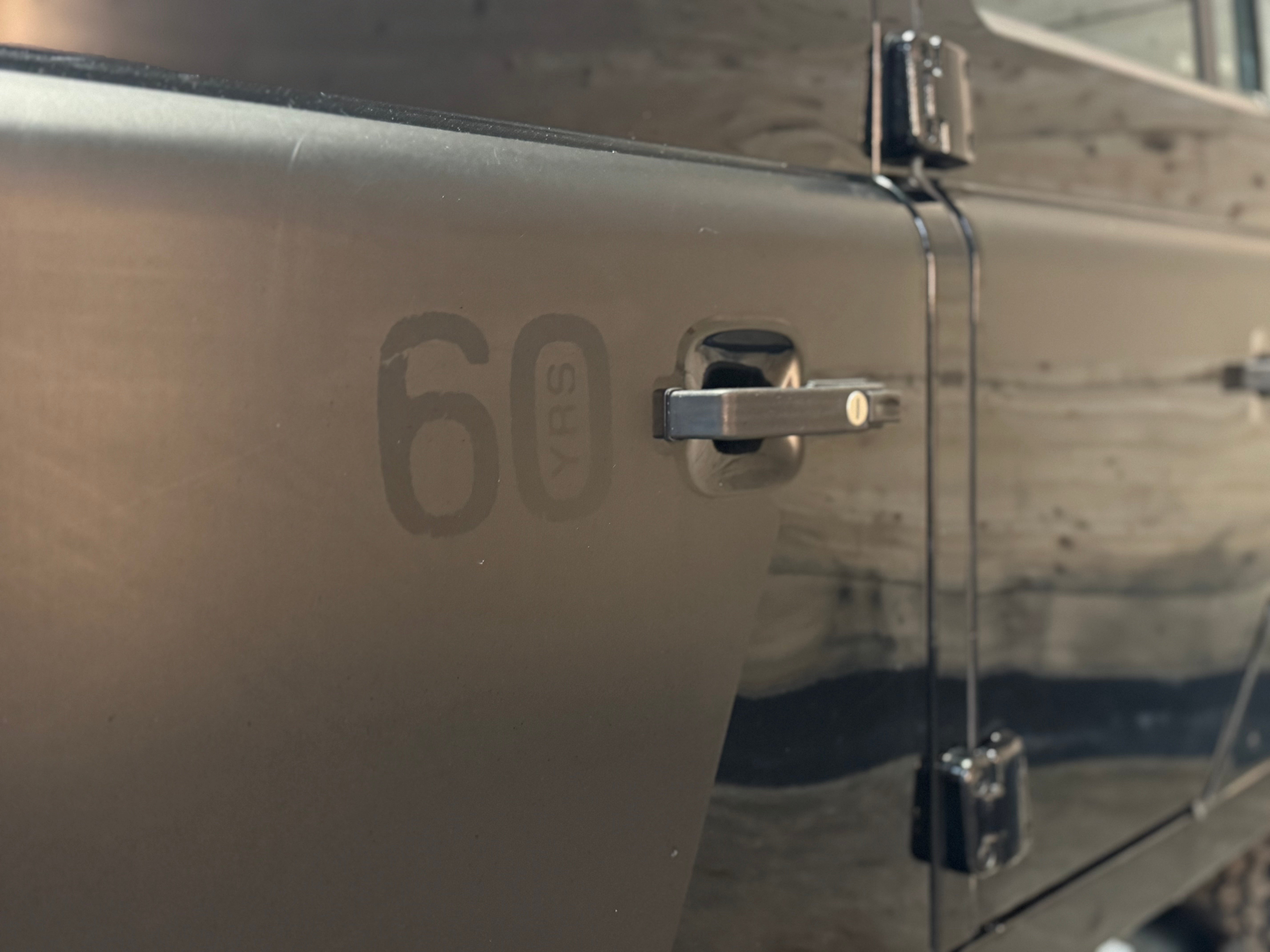 Land Rover Defender 110 Td4 SVX "60th Anniversary" 7 places