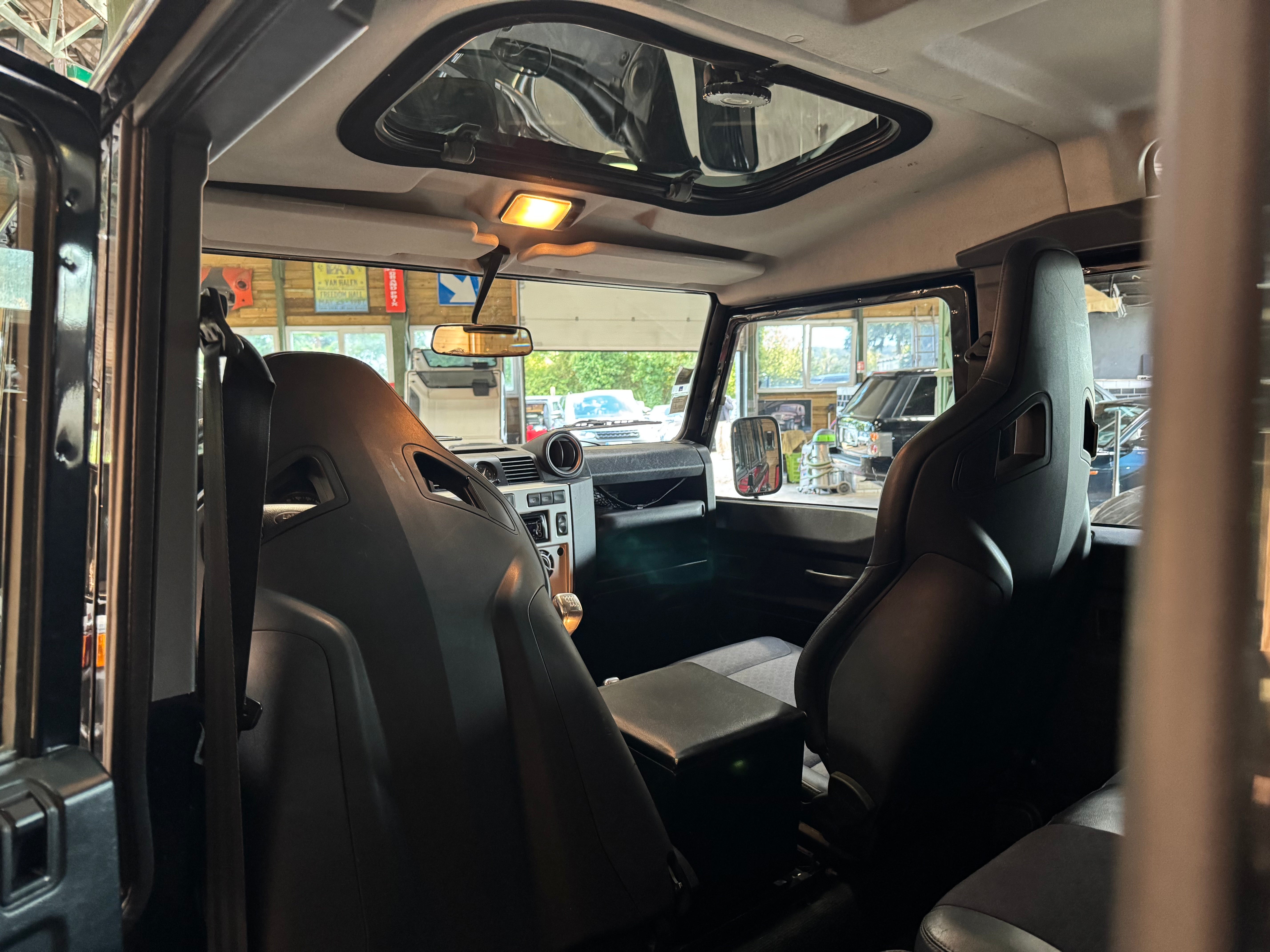 Land Rover Defender 110 Td4 SVX "60th Anniversary" 7 places