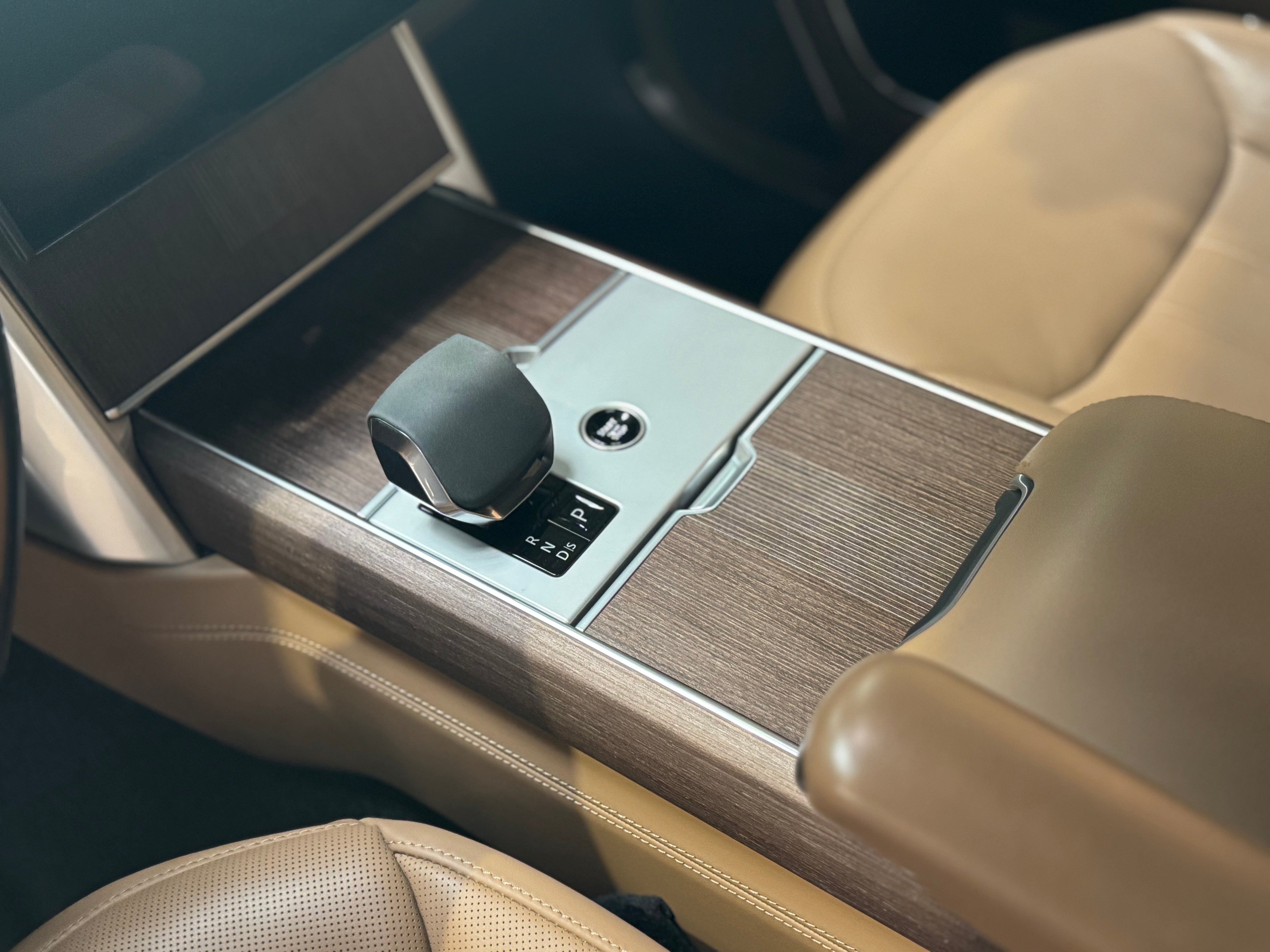 Land Rover Range Rover P550e Autobiography