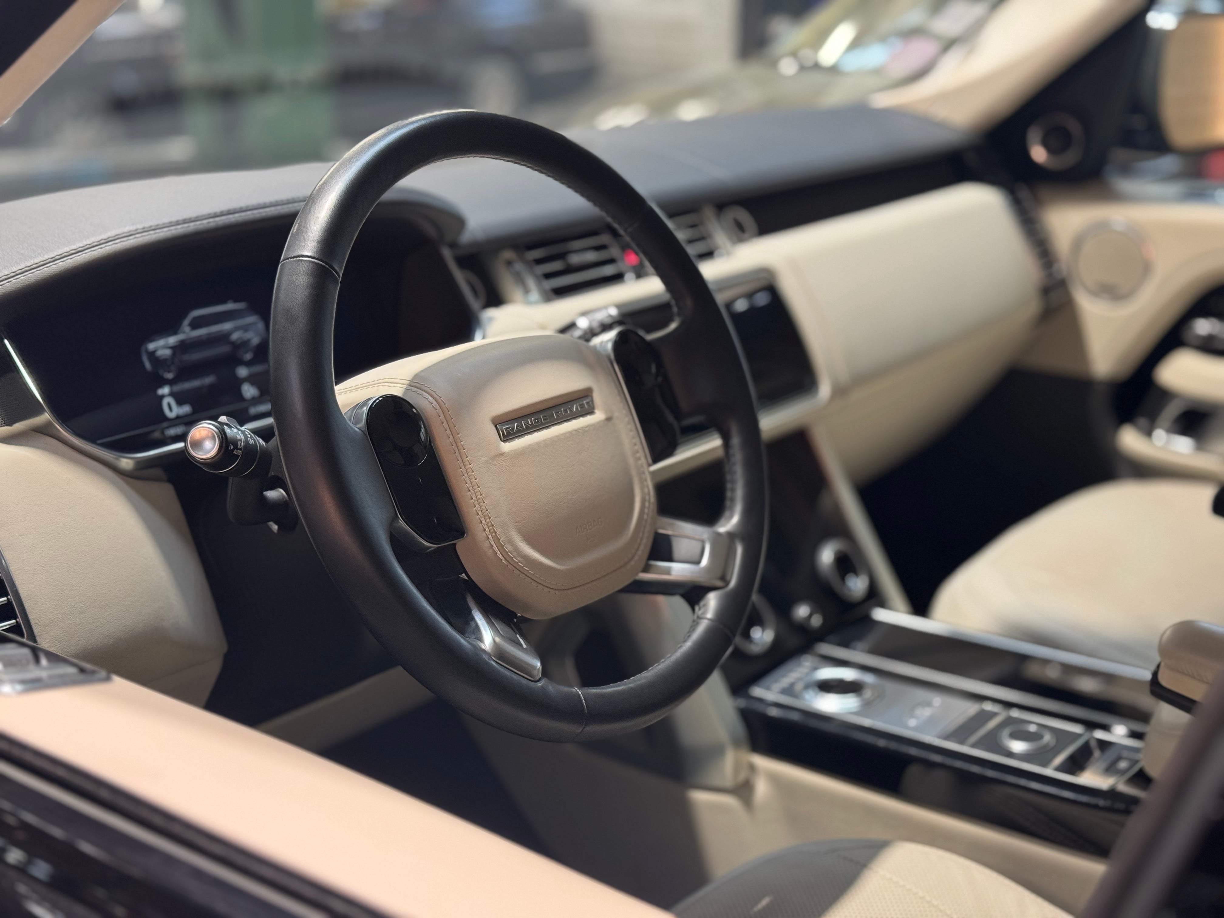 Land Rover Range Rover P400e Vogue