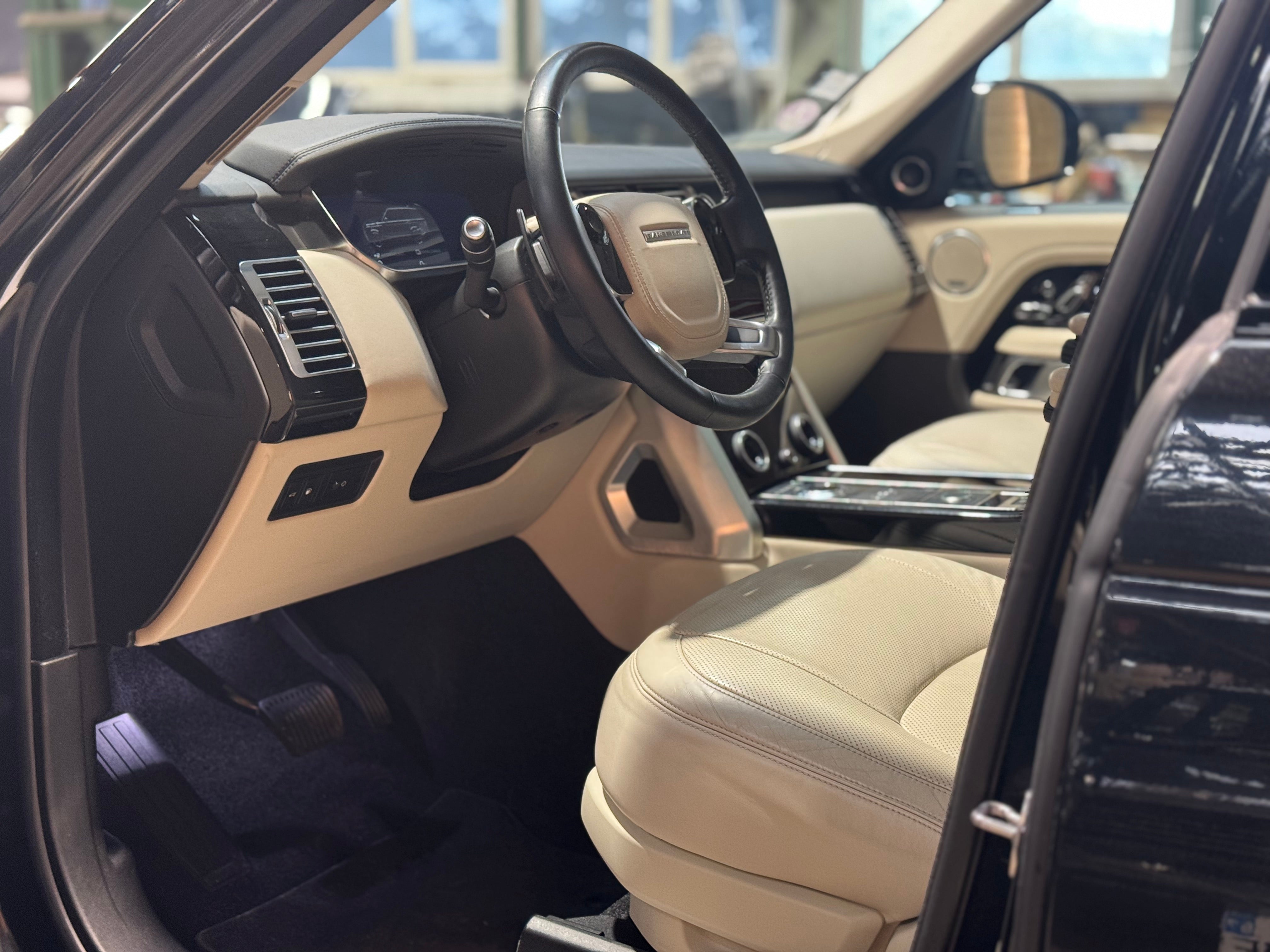 Land Rover Range Rover P400e Vogue