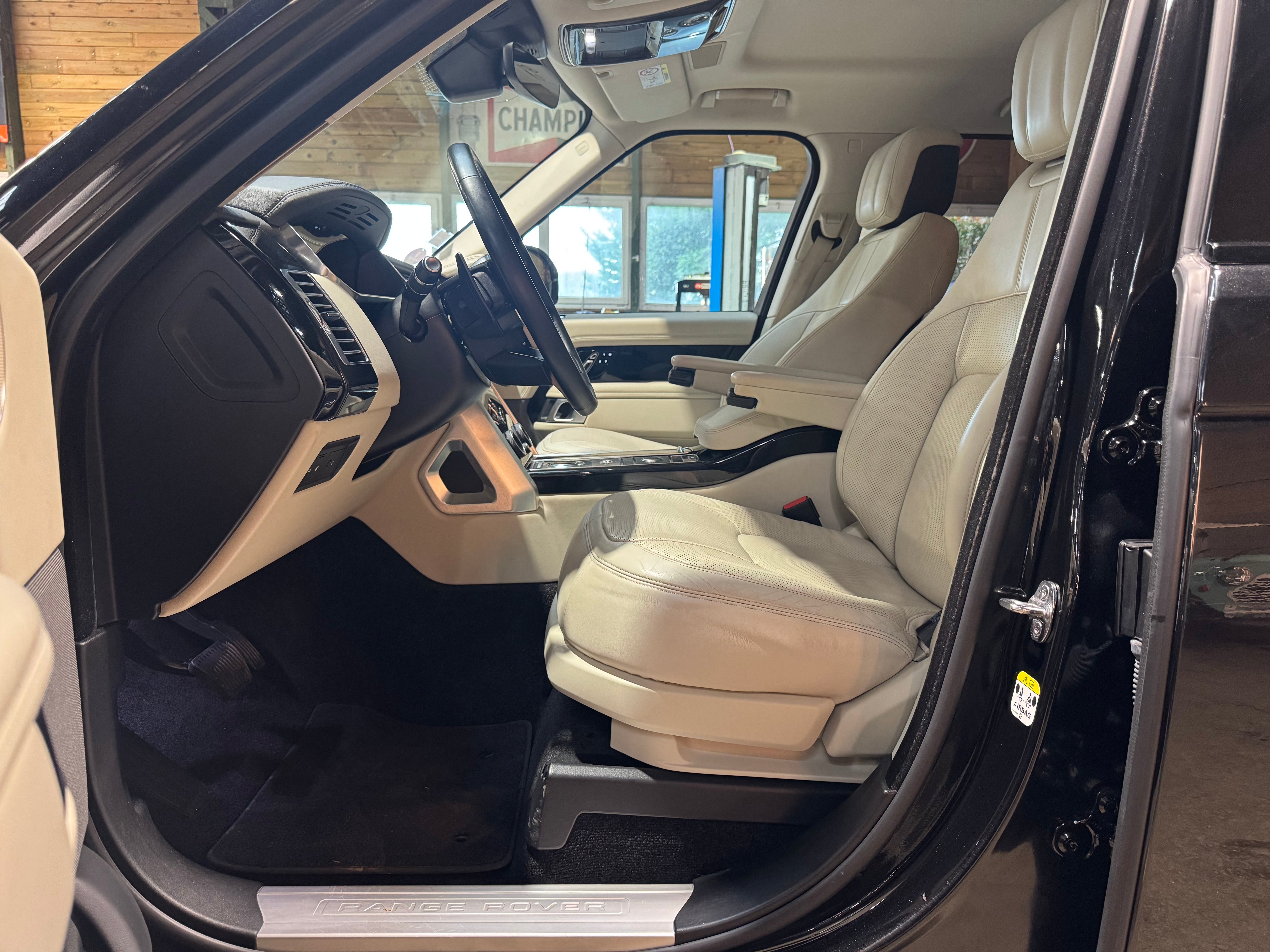 Land Rover Range Rover P400e Vogue